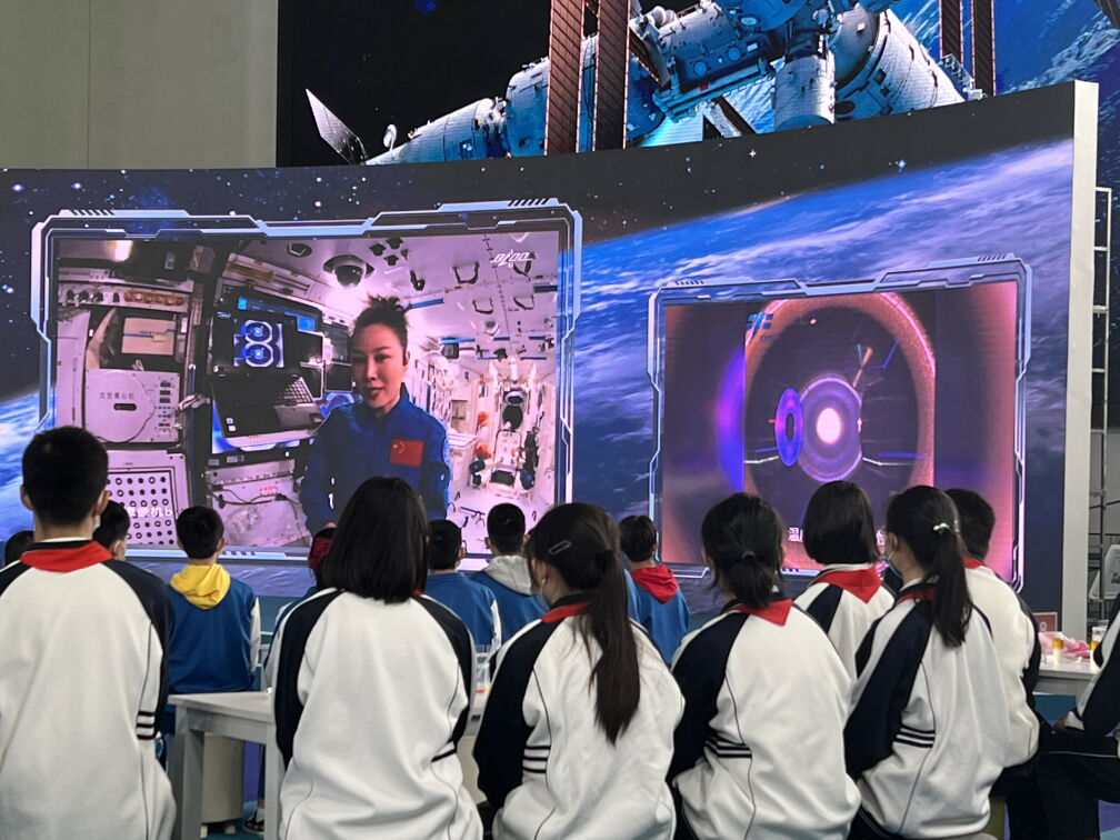 太空课堂新体验在无重力环境中学习的未来教育模式探索
