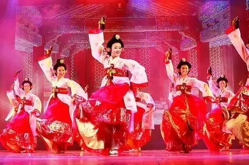 探讨近年来韩国文化蓬勃发展的现象及其对全球文化的深远影响