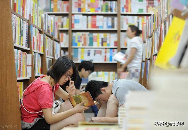 如何巧妙地与舍友沟通一起去图书馆的计划避免尴尬和误解