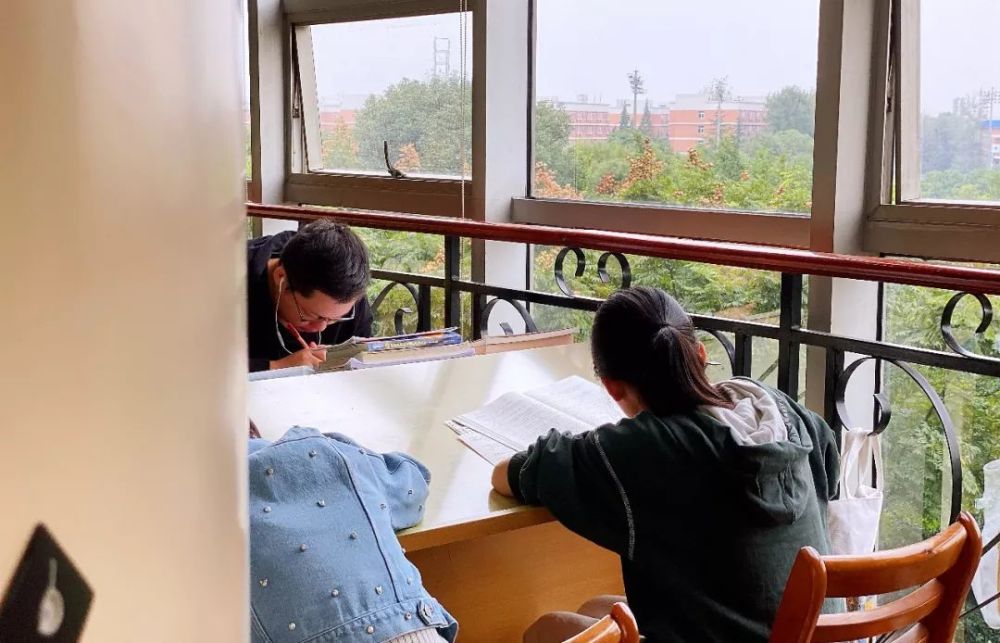 如何巧妙地与舍友沟通一起去图书馆的计划避免尴尬和误解