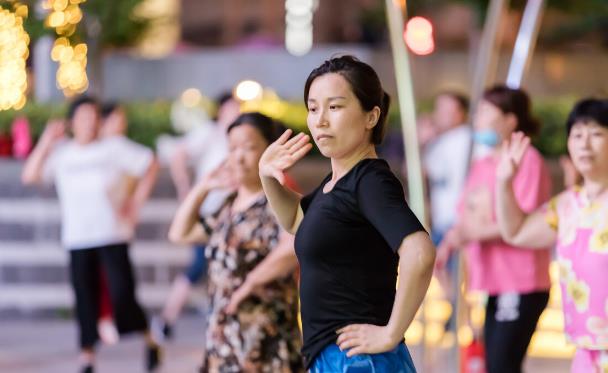 杭州阿姨分享炒股秘诀忙碌生活中如何平衡投资与广场舞快乐时光