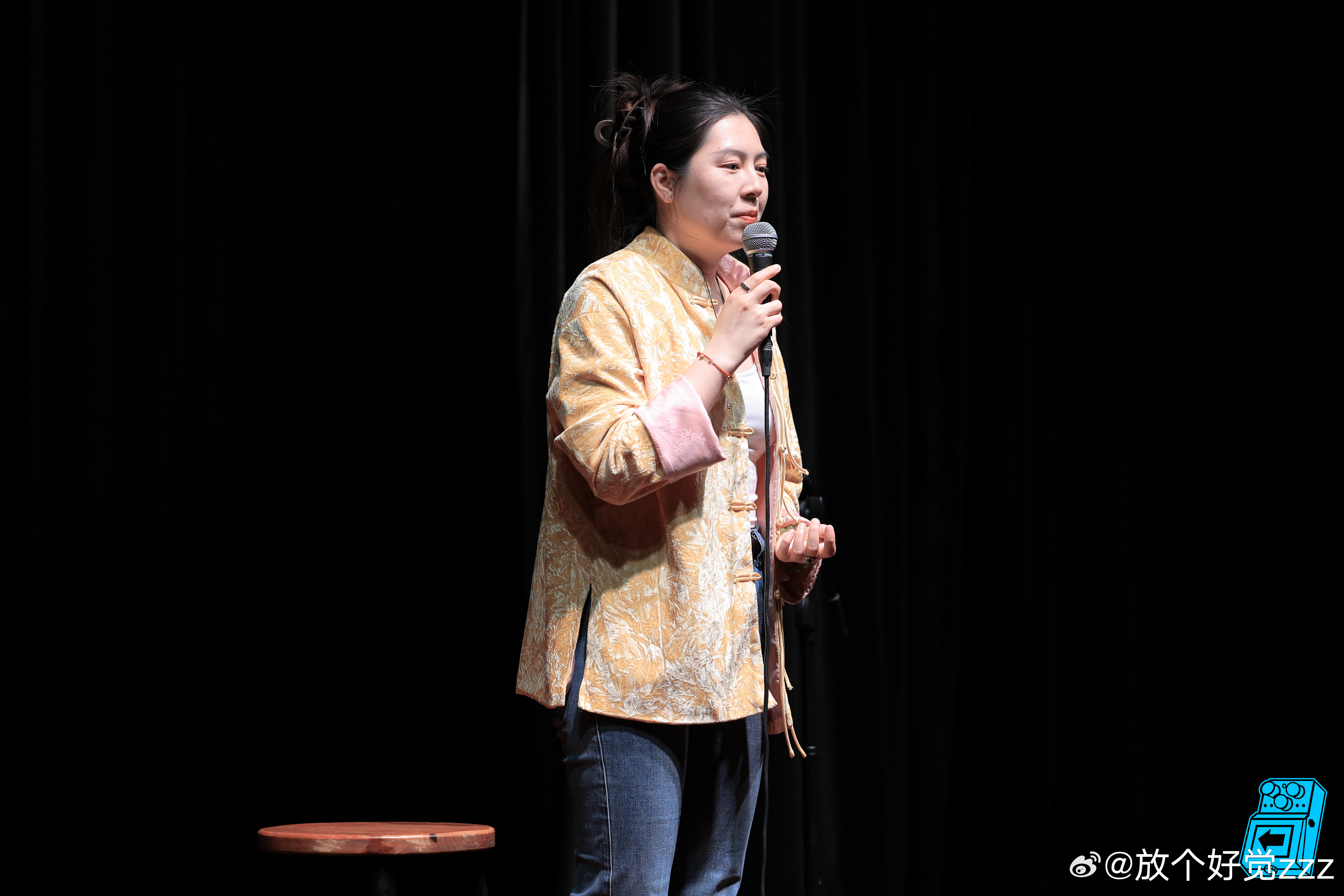 唐香玉对男人的态度真是毫不在意她的随性生活方式让人心生羡慕