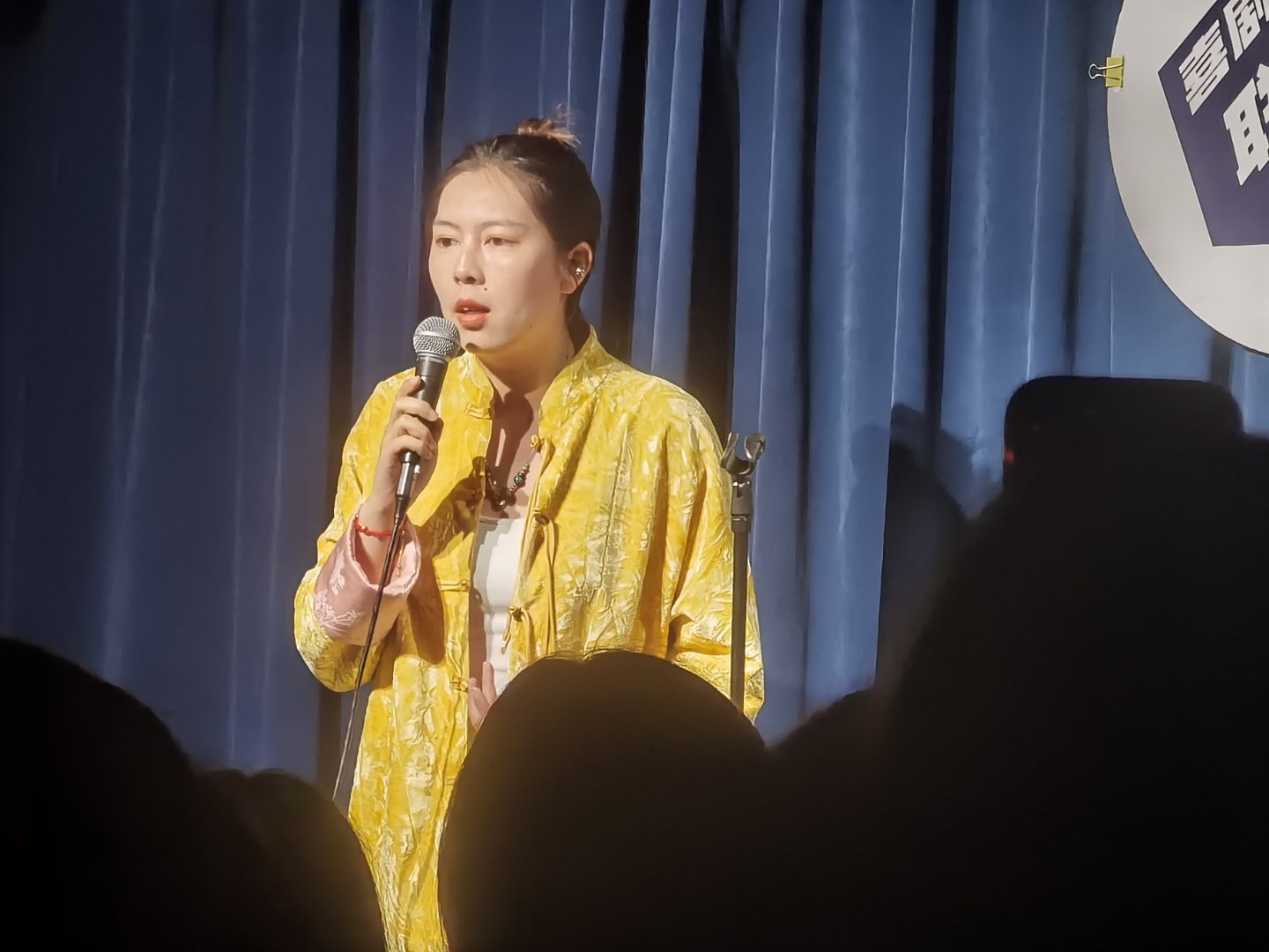 唐香玉对男人的态度真是毫不在意她的随性生活方式让人心生羡慕