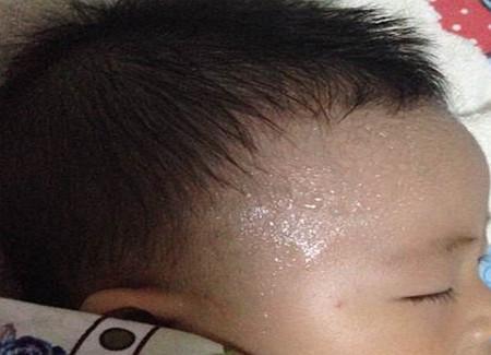 小孩子晚上睡觉出汗是什么原因