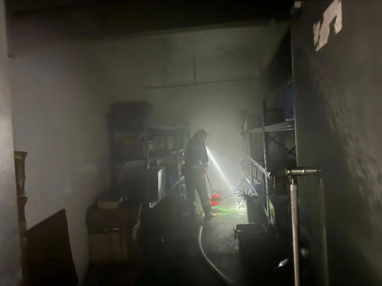 巴南区一公司库房发生火灾